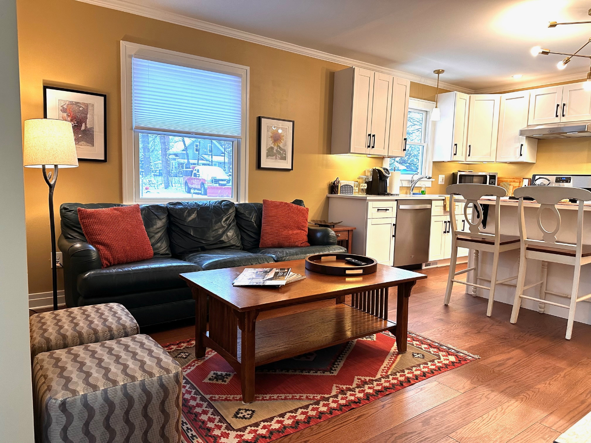 Newly Renovated 1 Bedroom with Garage - Photo 1