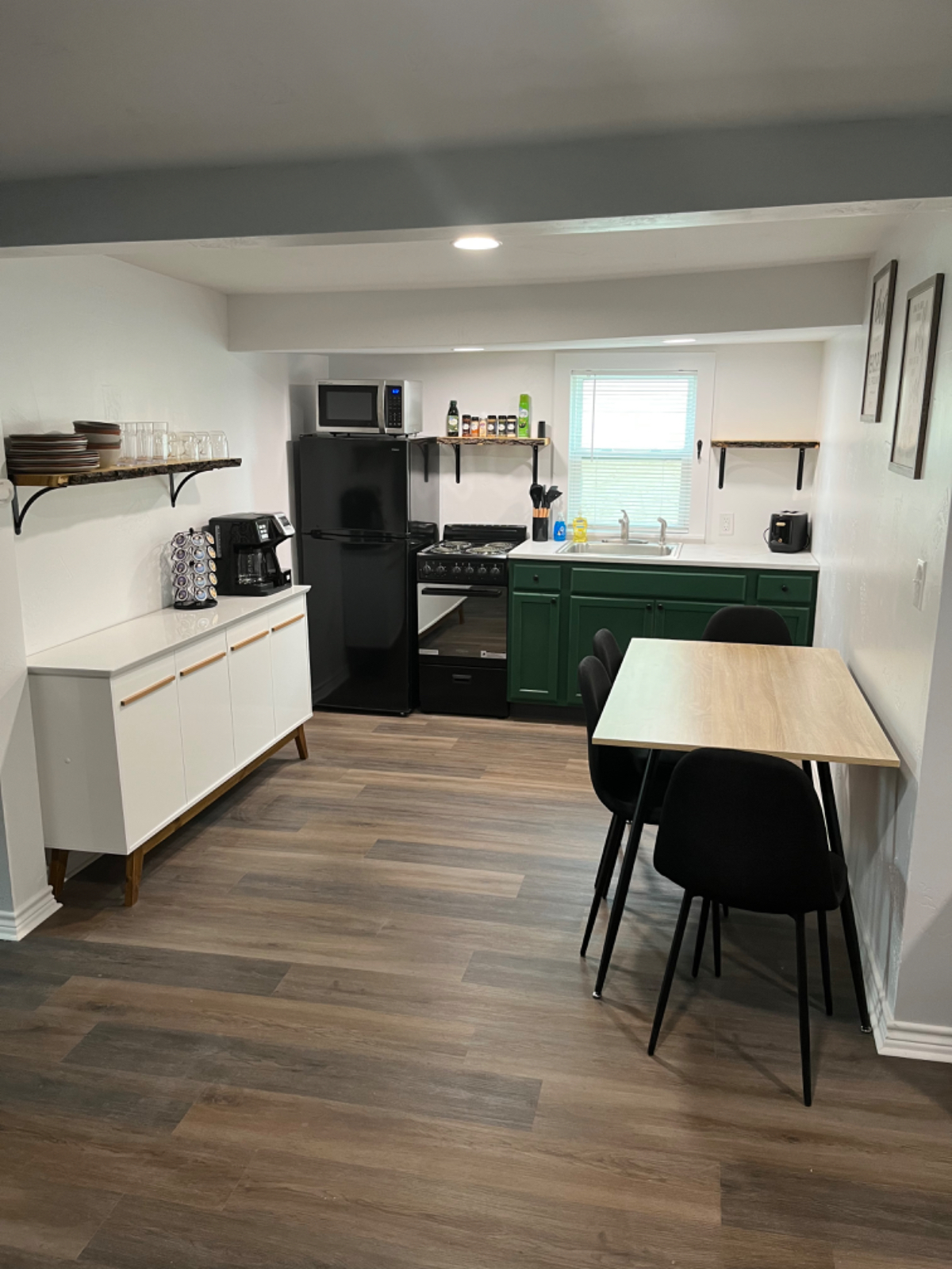 Newly remodeled 3 bedroom near town square - Photo 2