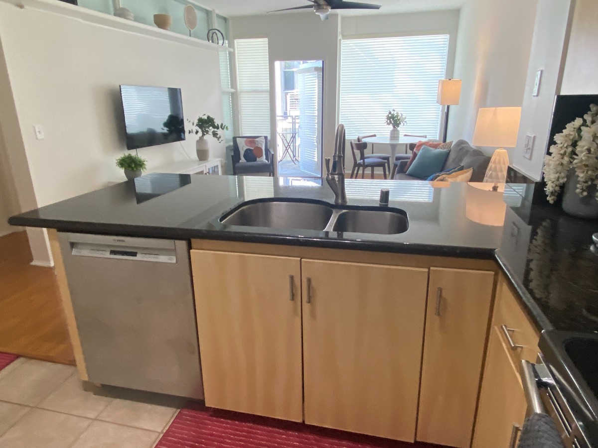One BR in Marina District with Utilities/Parking Included - Photo 5