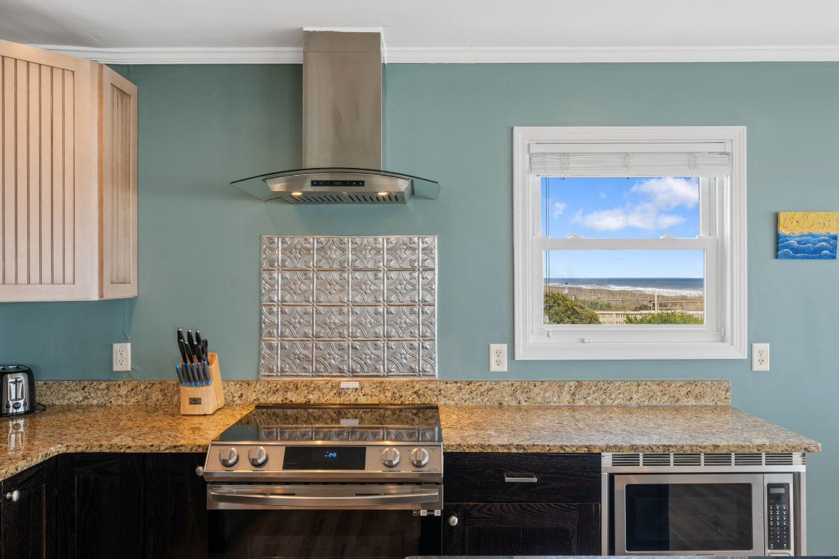 3 Bedroom Oceanfront House- Fenced in Yard - Photo 11