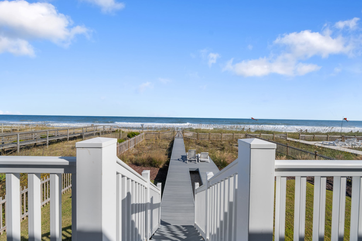 3 Bedroom Oceanfront House- Fenced in Yard - Photo 3