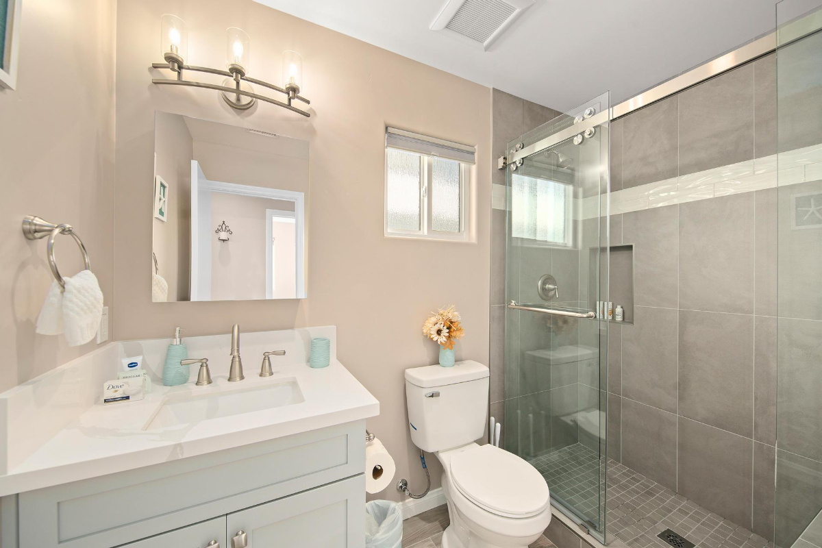Fully Furnished 2BR - Near Naval Base & Hospitals, Fast WiFi, Parking - Photo 3