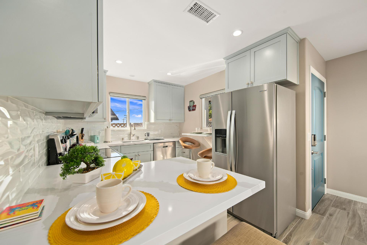 Fully Furnished 2BR - Near Naval Base & Hospitals, Fast WiFi, Parking - Photo 2
