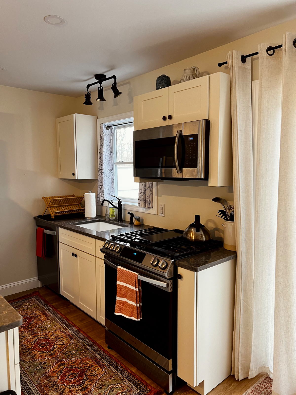Mid-Century Retreat -- Minutes to Burlington & Skiing - Photo 8