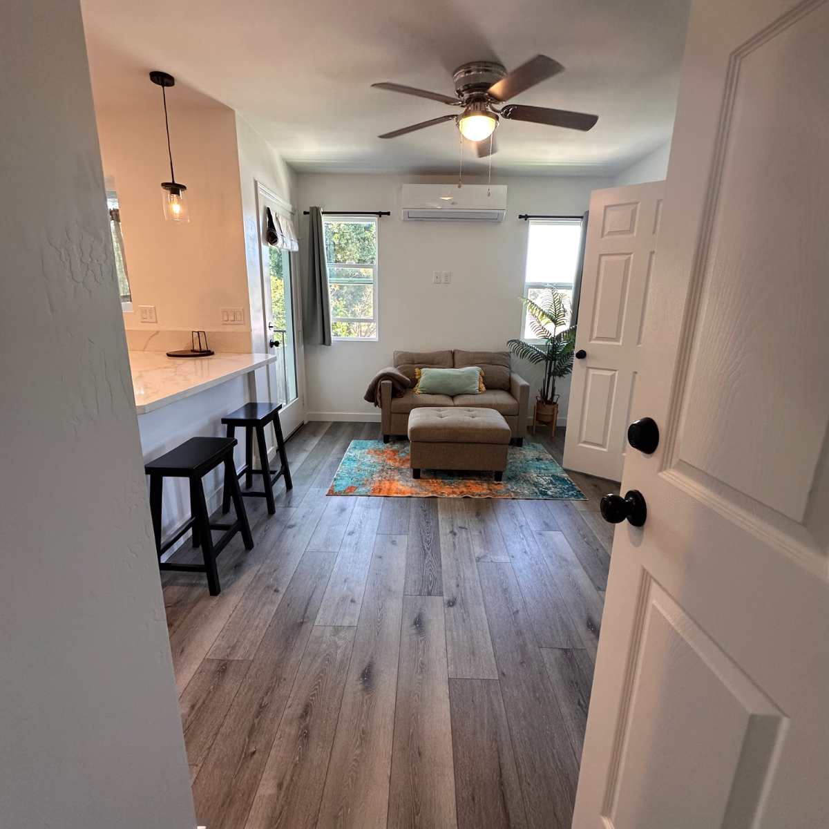 Brand New Quiet Fully Furnished 2 BR/1BA Apartment - Photo 5