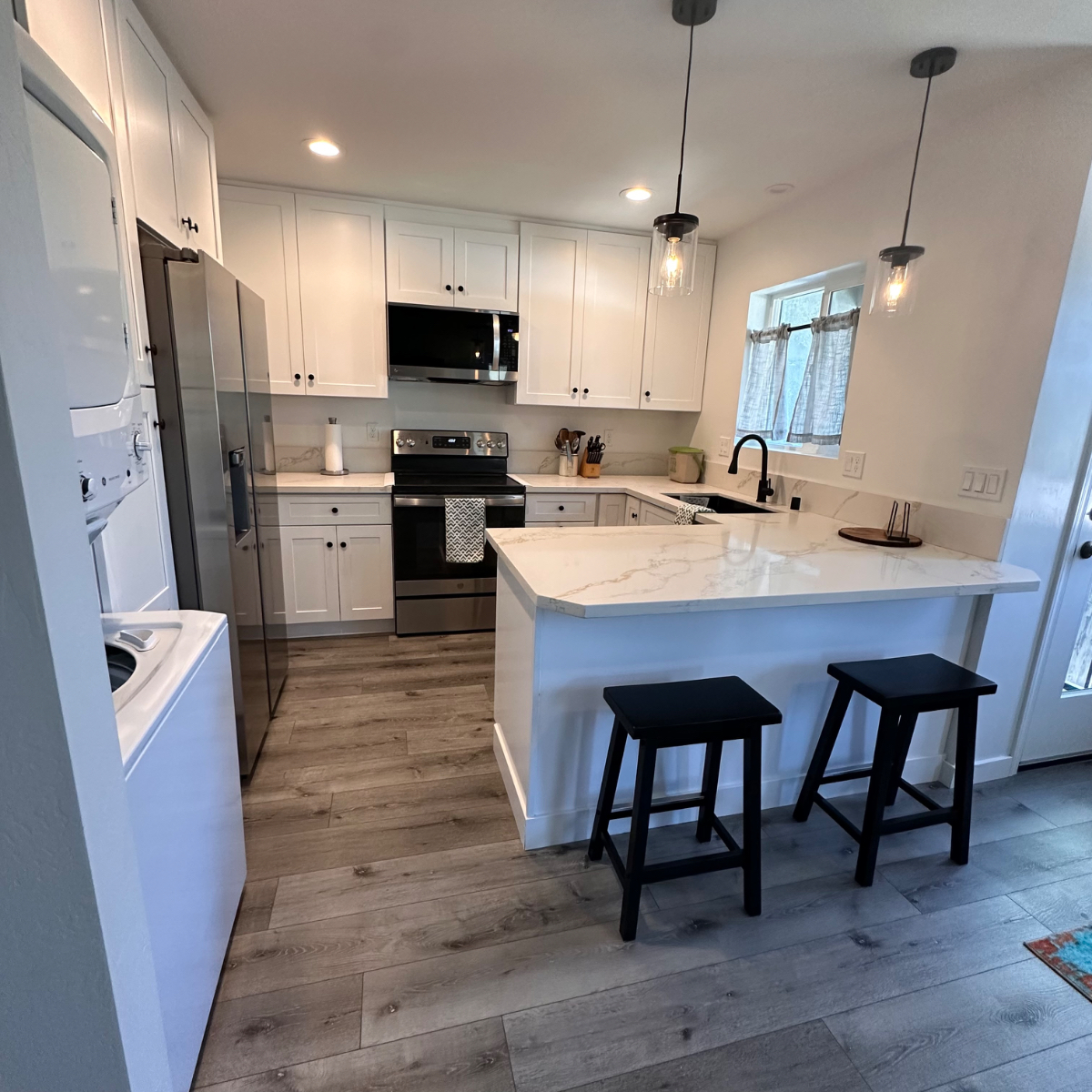 Brand New Quiet Fully Furnished 2 BR/1BA Apartment - Photo 1