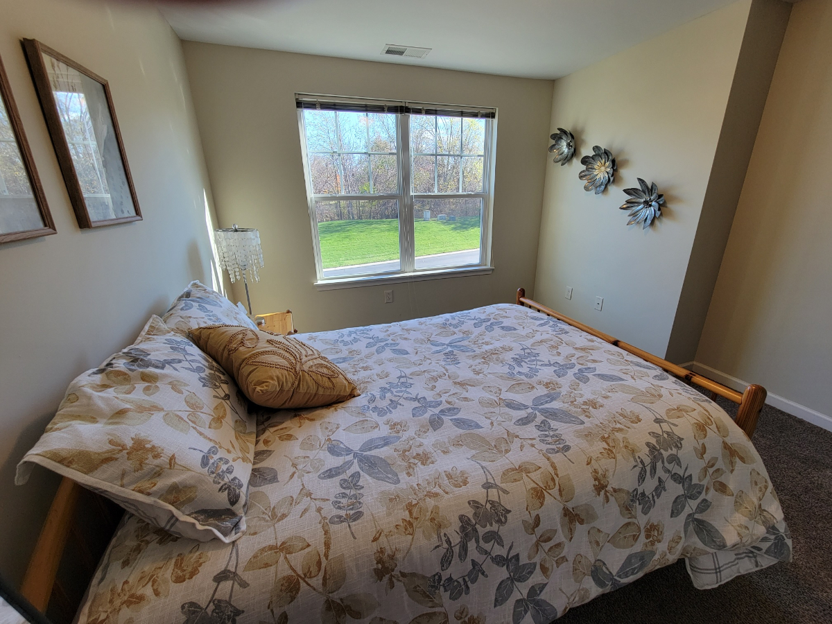 Quite Bedroom w/ Private Bath - Photo 2