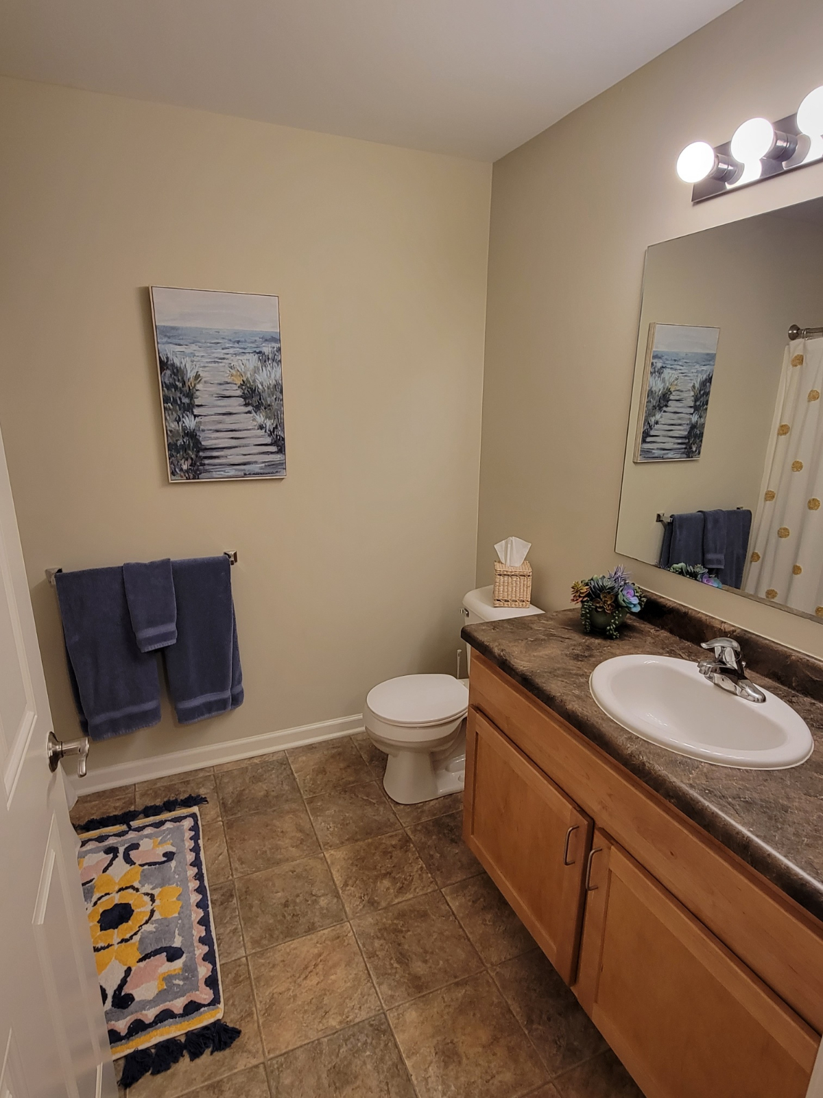Quite Bedroom w/ Private Bath - Photo 6