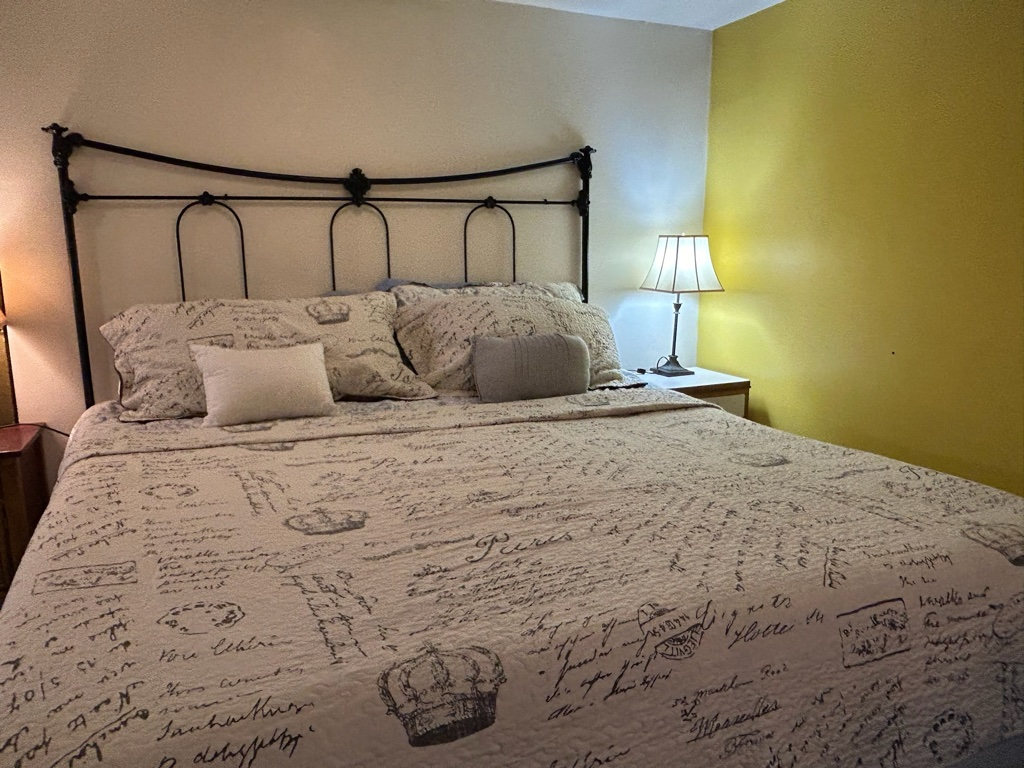 Cozy Bedroom - Photo 10