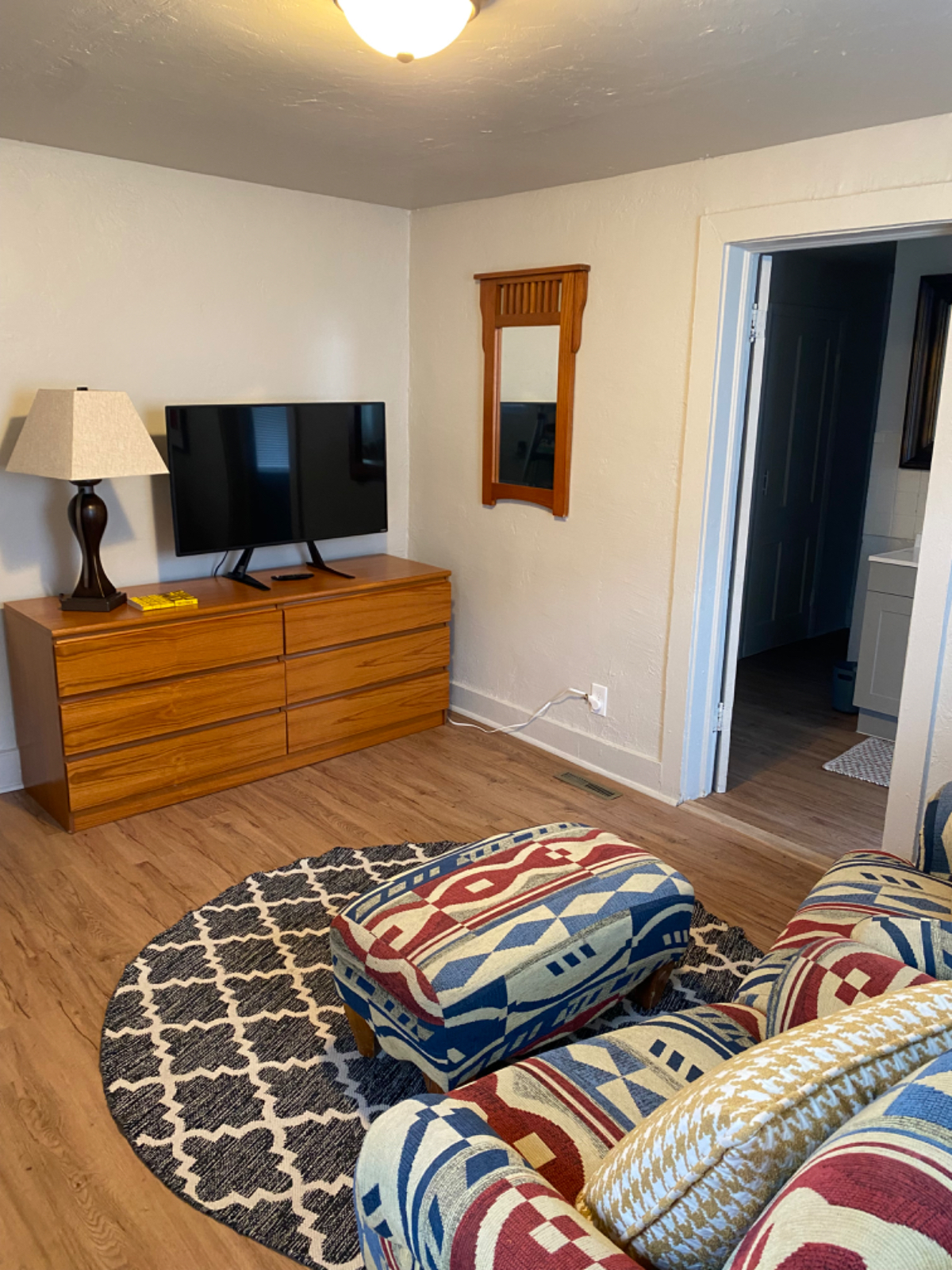 1 Bedrm NEW REMODELED Large Wash/Dry Porch Apt 3