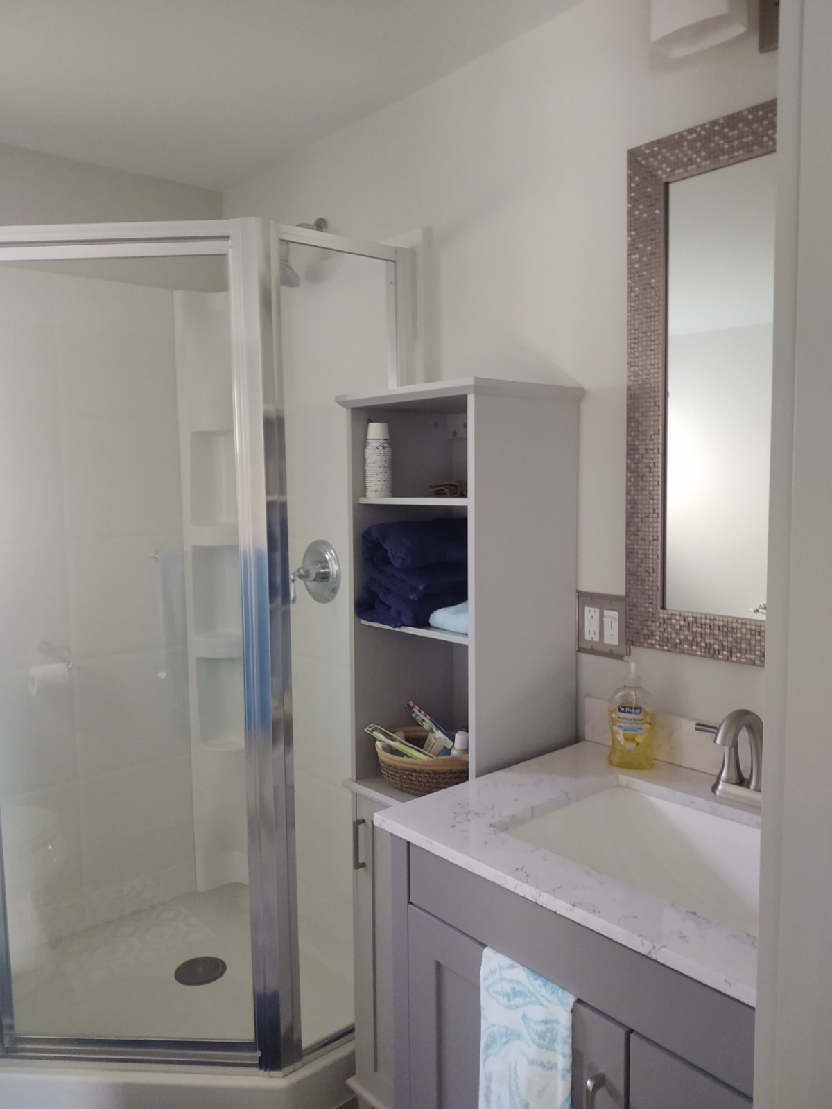 Quiet townhouse style apartment with private deck - Photo 7