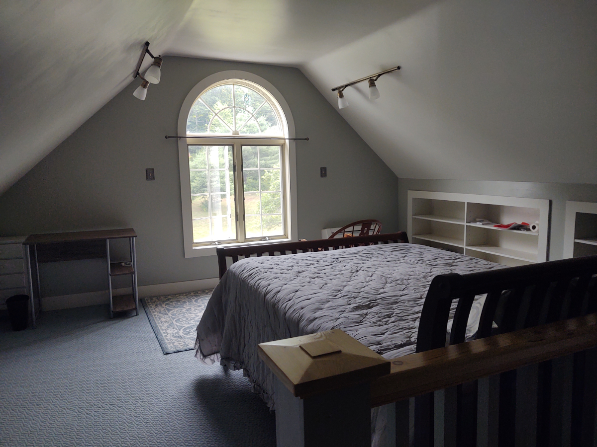 Quiet townhouse style apartment with private deck - Photo 9