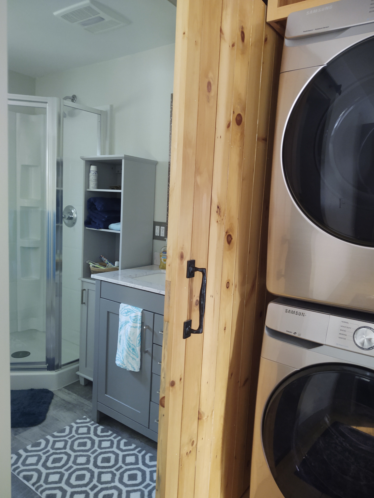 Quiet townhouse style apartment with private deck - Photo 6