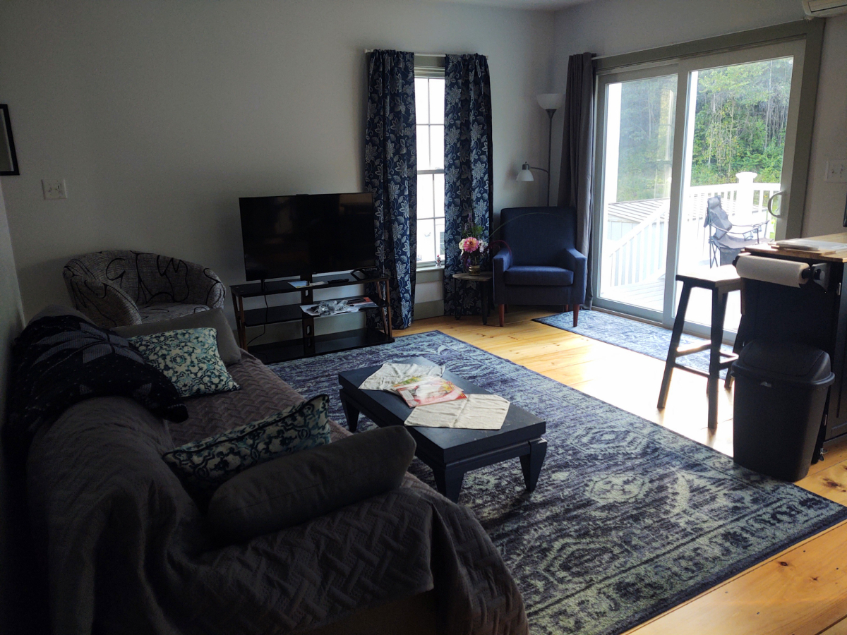 Quiet townhouse style apartment with private deck - Photo 5