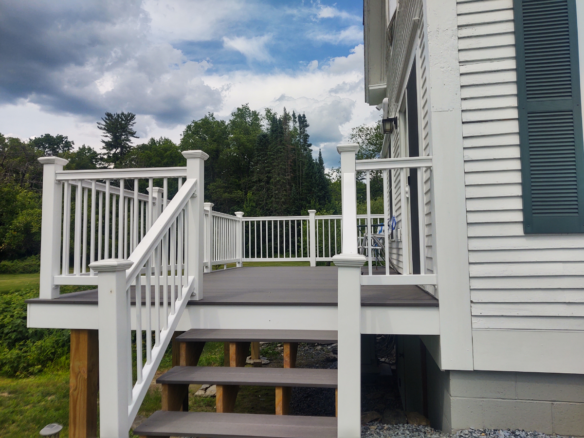 Quiet townhouse style apartment with private deck - Photo 3