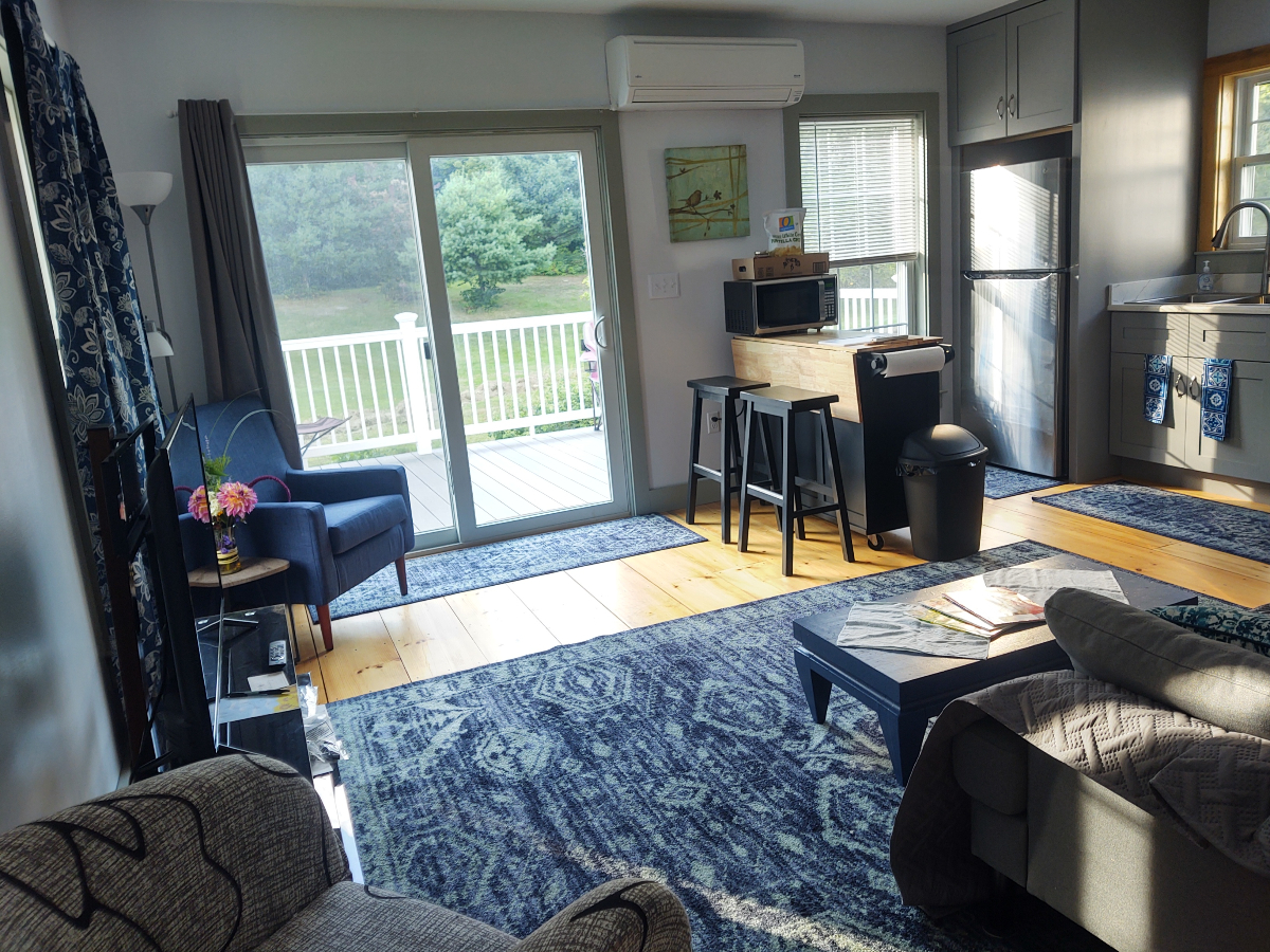 Quiet townhouse style apartment with private deck - Photo 4