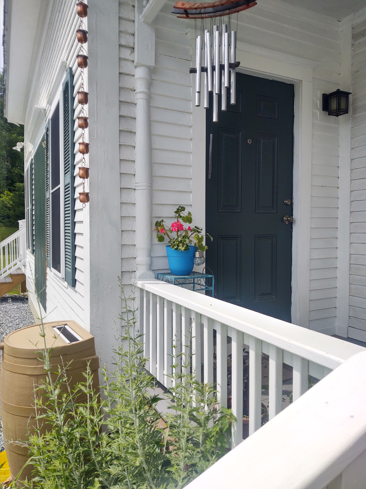 Quiet townhouse style apartment with private deck - Photo 1