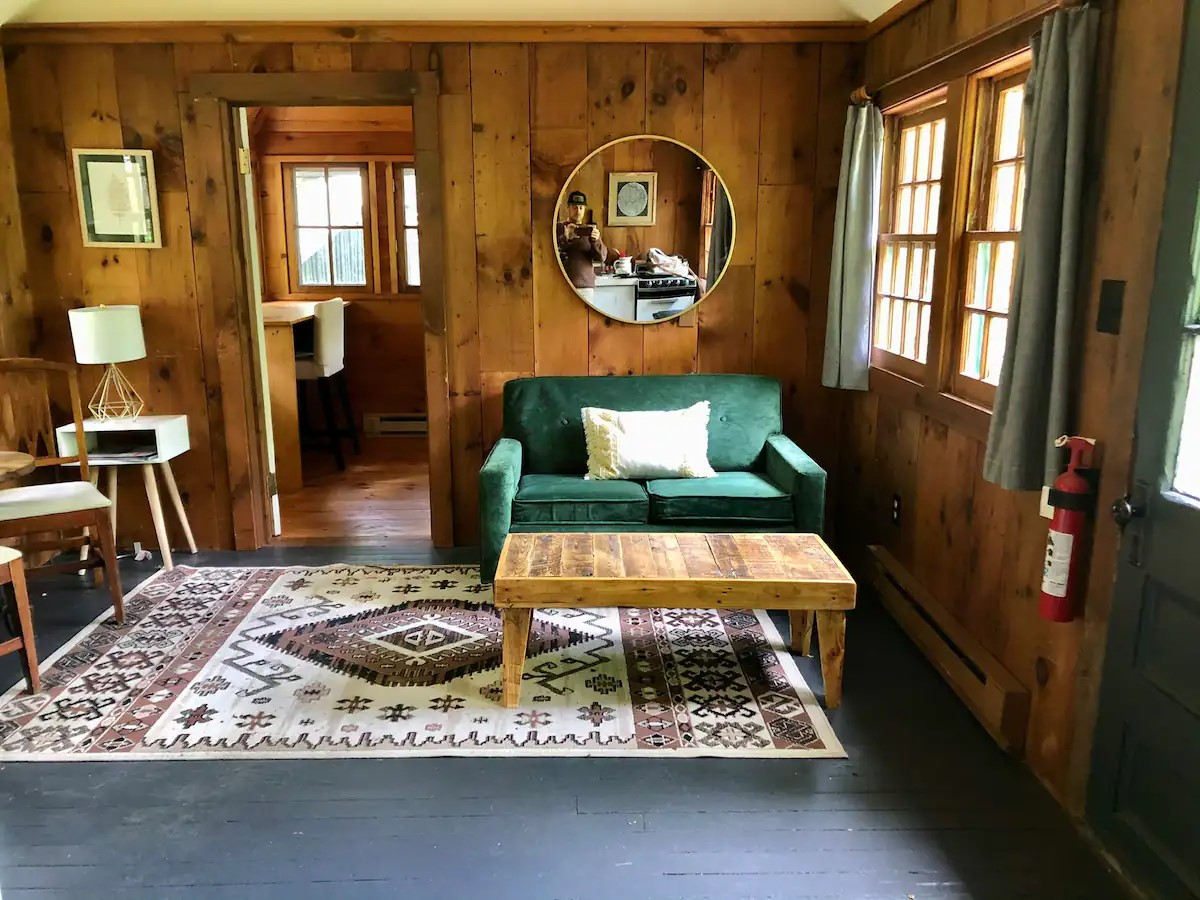 Cozy Cabin in the Woods Close to Town
