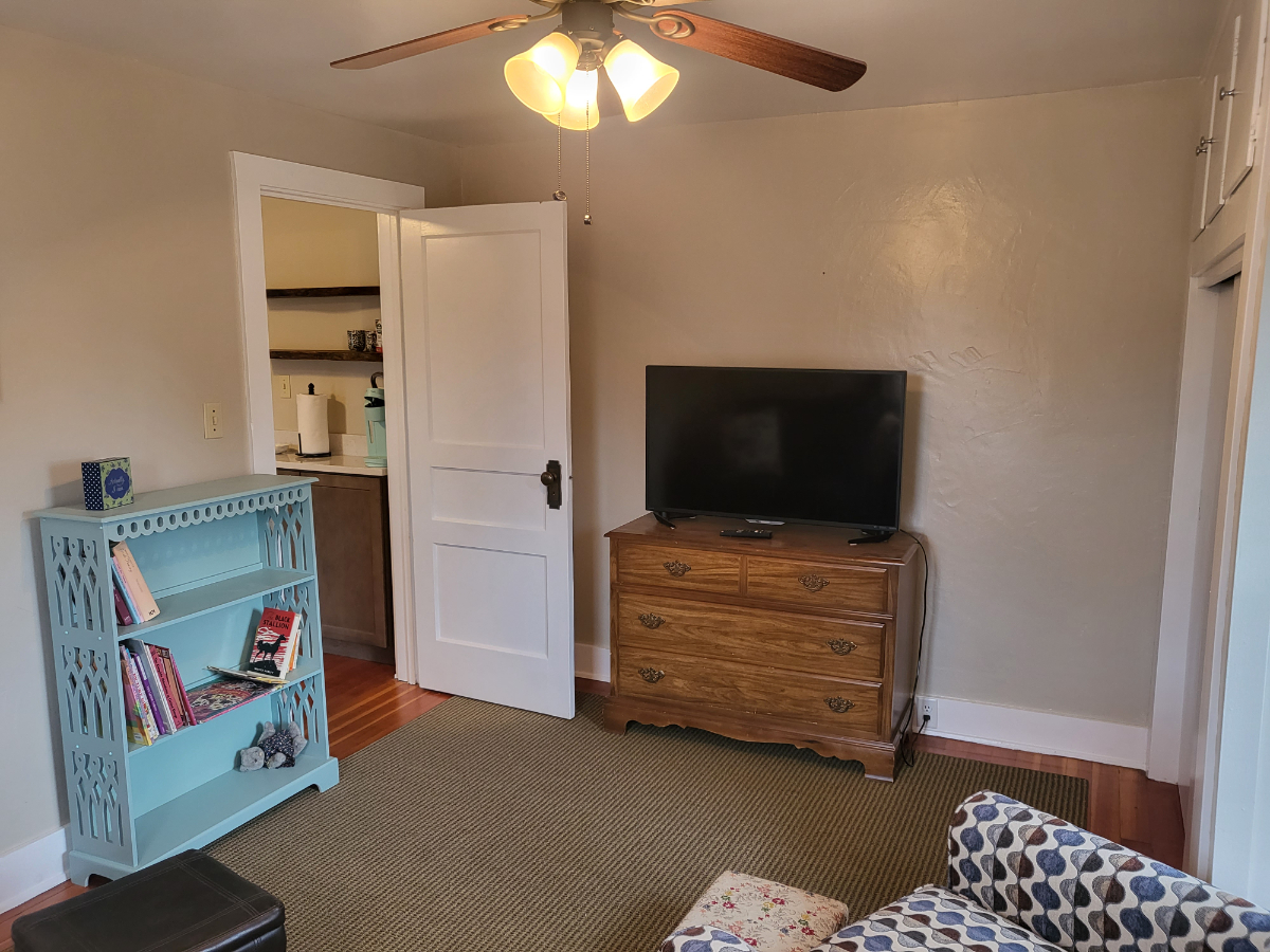 One-plus Bedroom Apartment near Five Corners - Photo 3