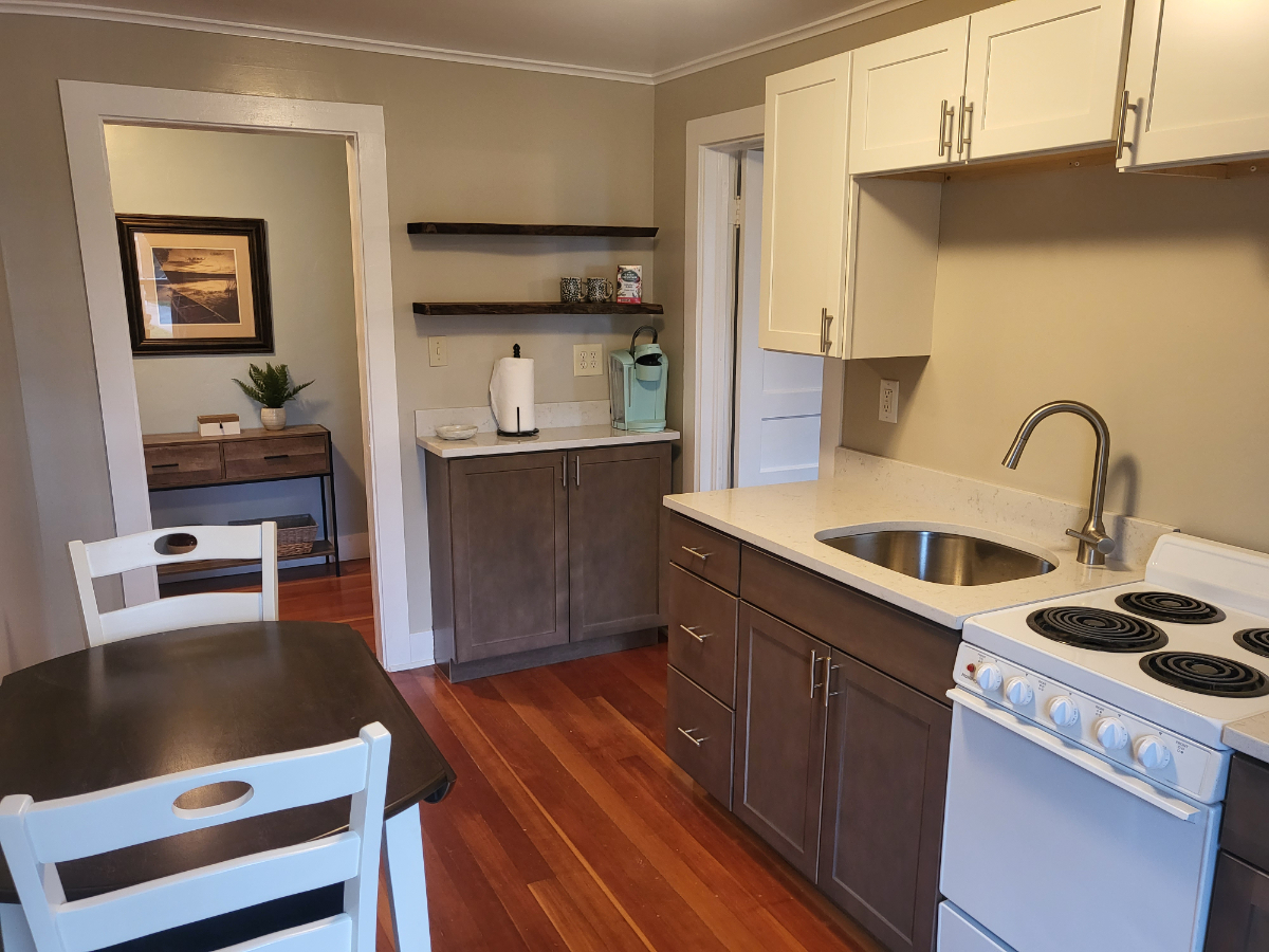 One-plus Bedroom Apartment near Five Corners - Photo 6