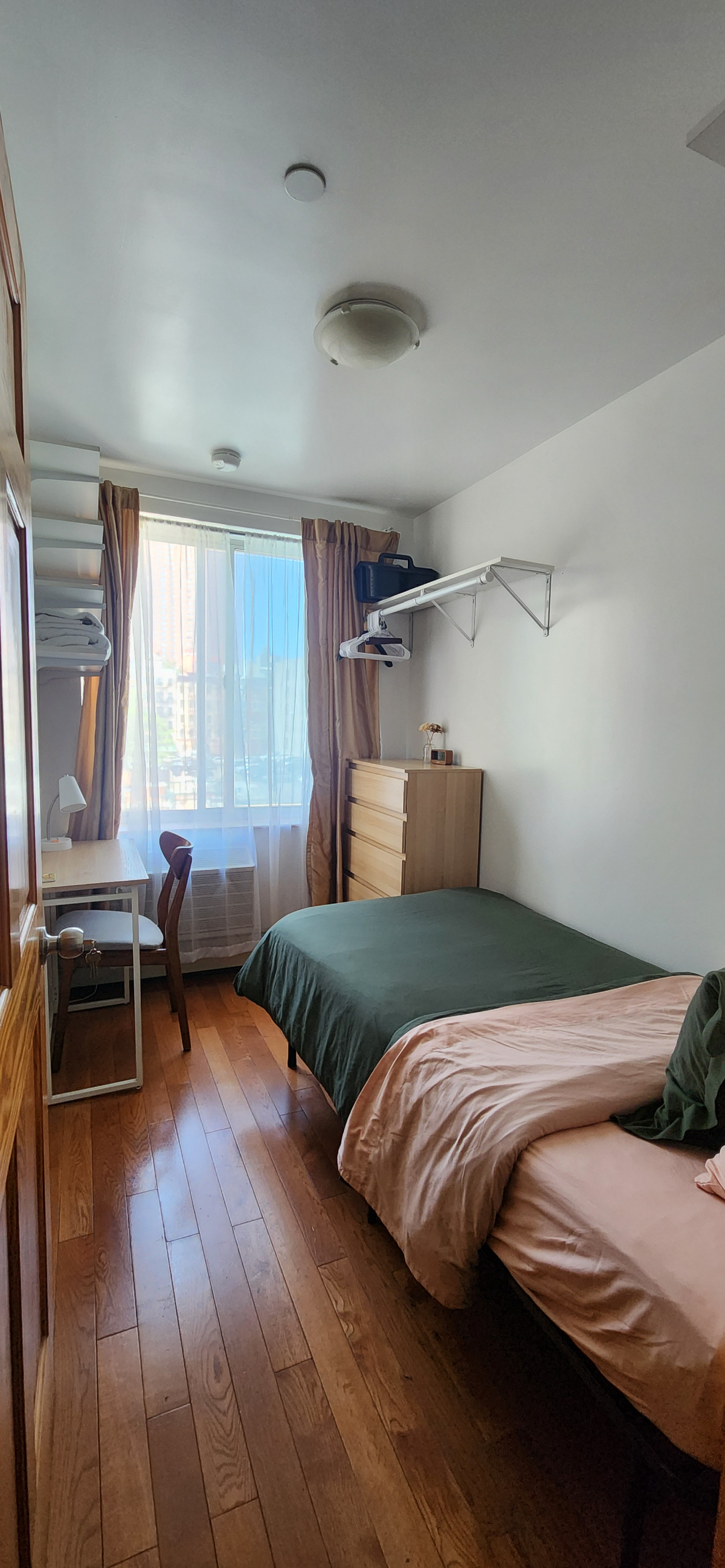 Quiet furnished room in Lower Manhattan/ ideal for interns/med students - Photo 3