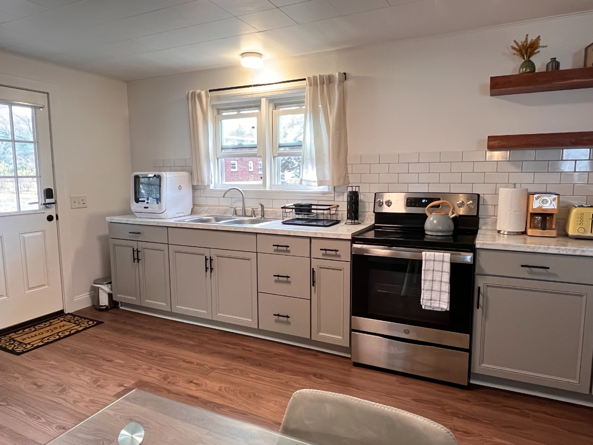 Cozy Cottage 1 Bed 1 Bath - Photo 3