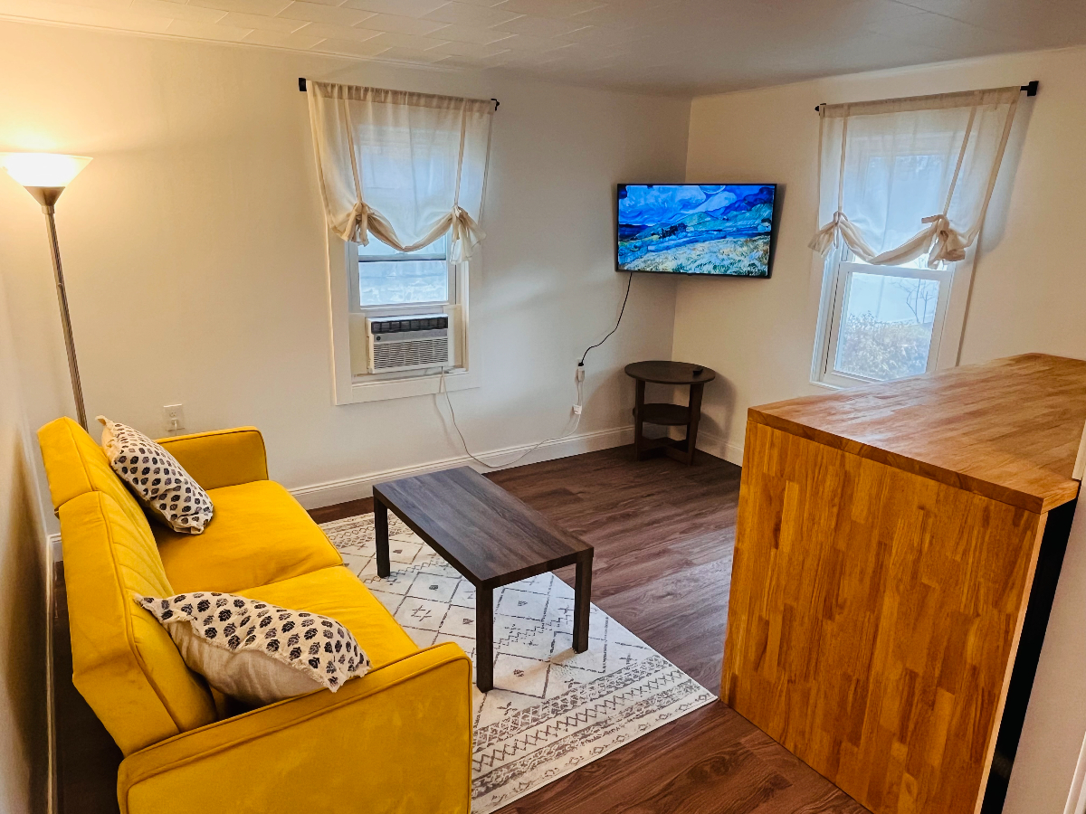 Cozy Cottage 1 Bed 1 Bath - Photo 5