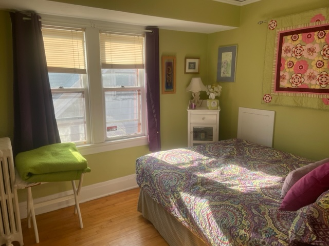 Shorewood room with parking and laundry - Photo 2