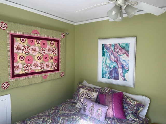Shorewood room with parking and laundry - Photo 3