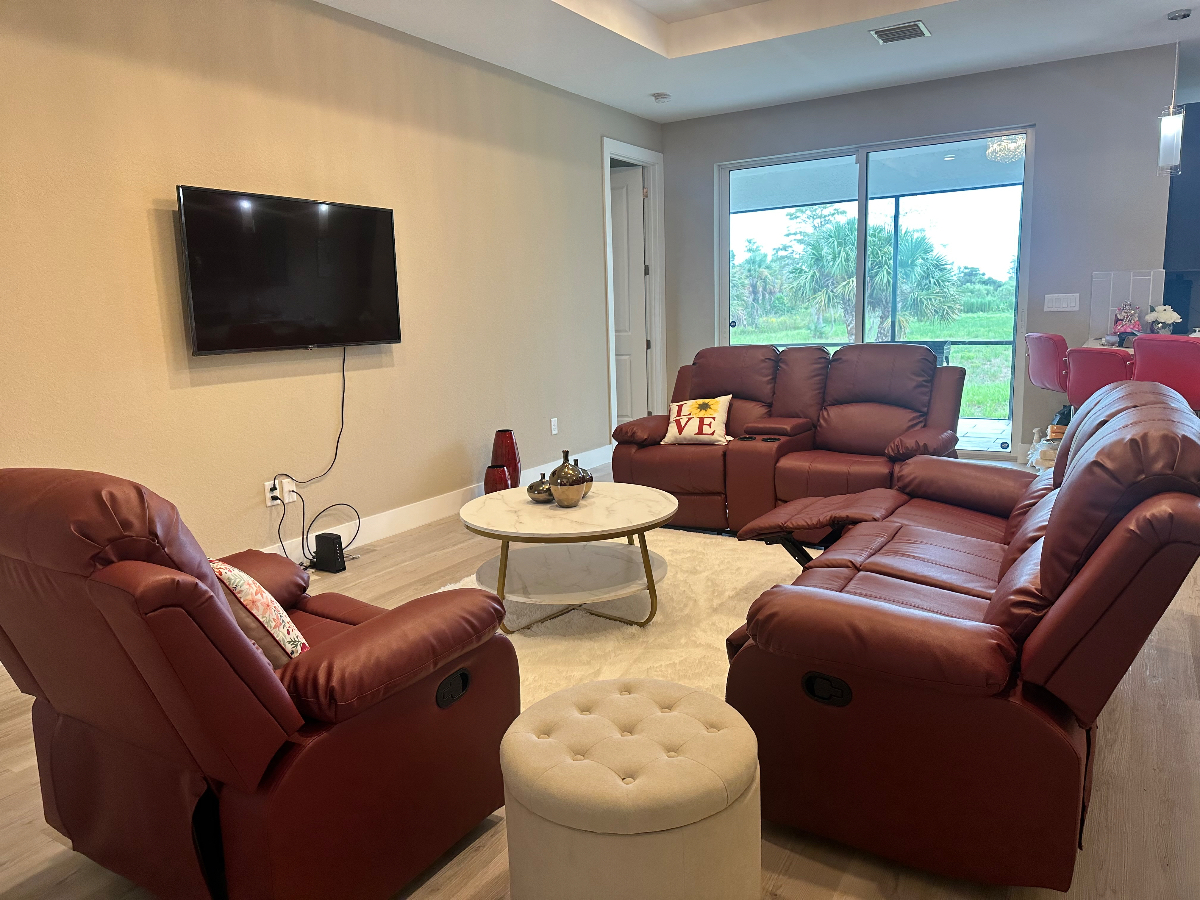 Beautiful private and luxurious home in quiet neighborhood - Photo 2
