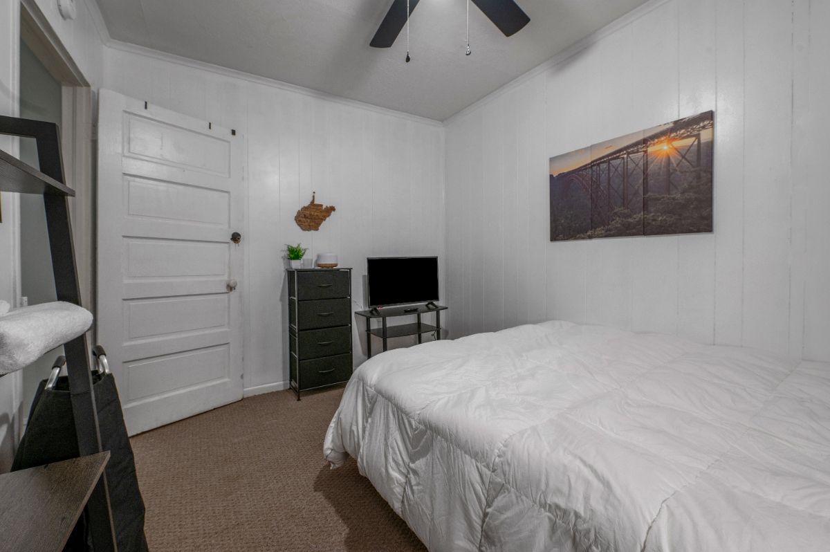 Comfortable Private Room Near Thomas Memorial - Photo 12