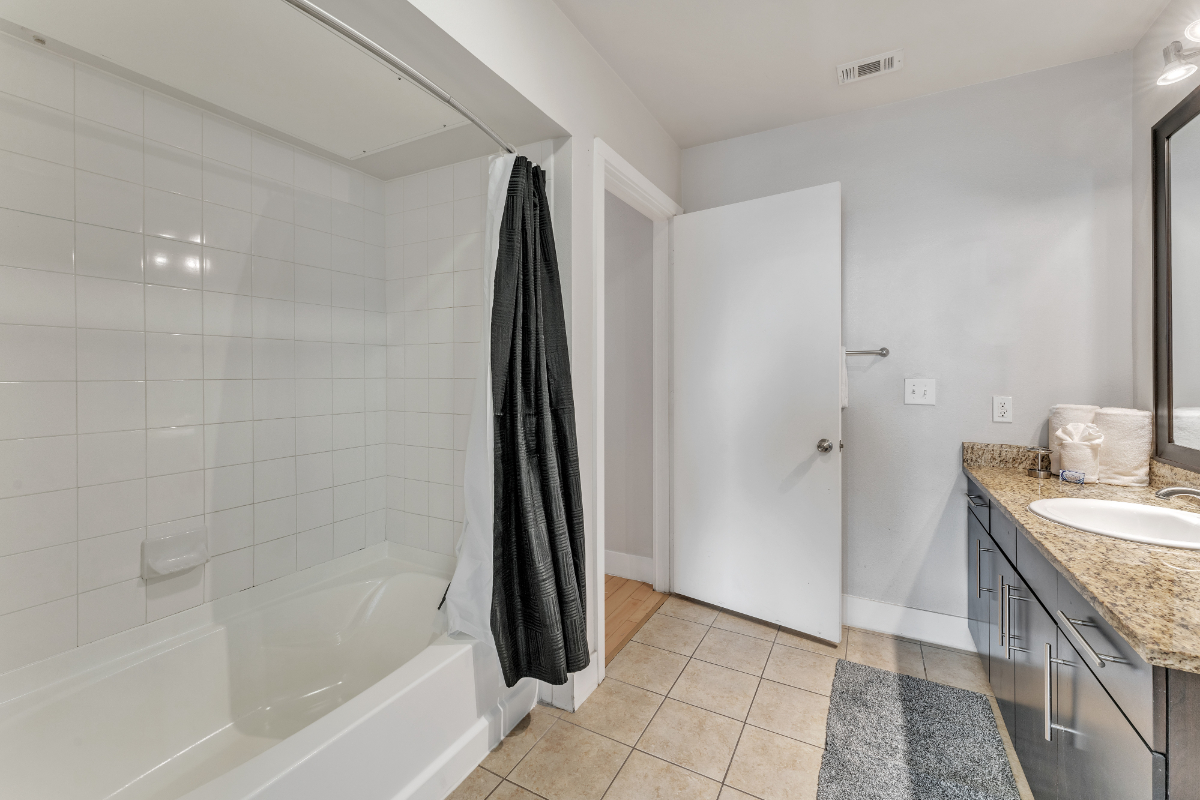 4423, Spectacular 1BR/1BTH Apartment