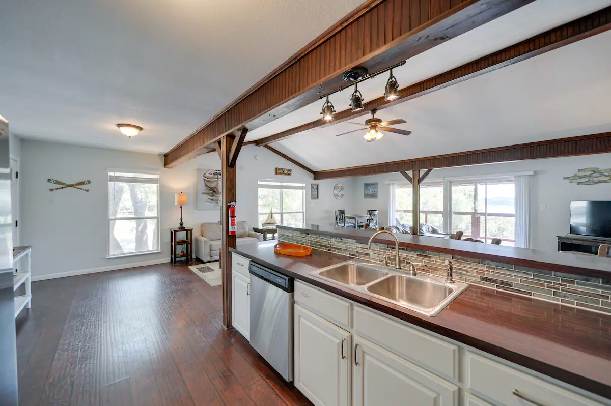 Canyon Springs - Cozy Home with Beautiful View of Canyon Lake - Photo 2