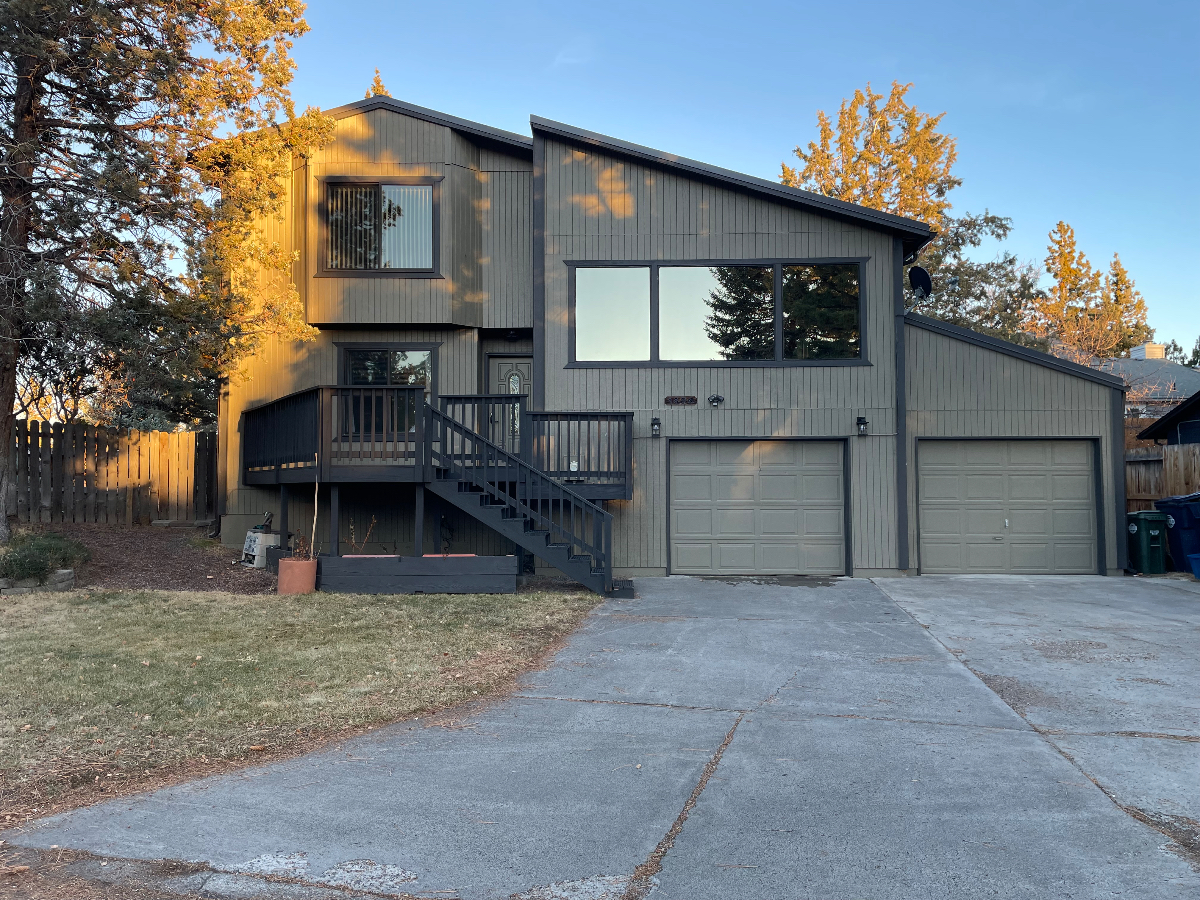 Discover Your Dream Getaway l Magnificent 3 Bedroom House in Bend-Oregon l Breathtaking Mountain Views - Photo 1