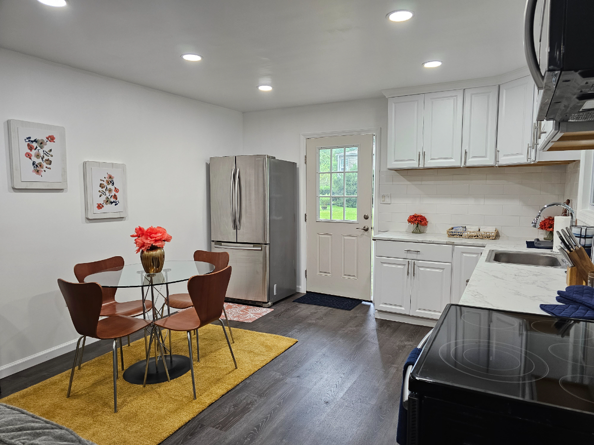 Stunning Bay Shore Retreat - Modern Charm and Convenient Living - Photo 7