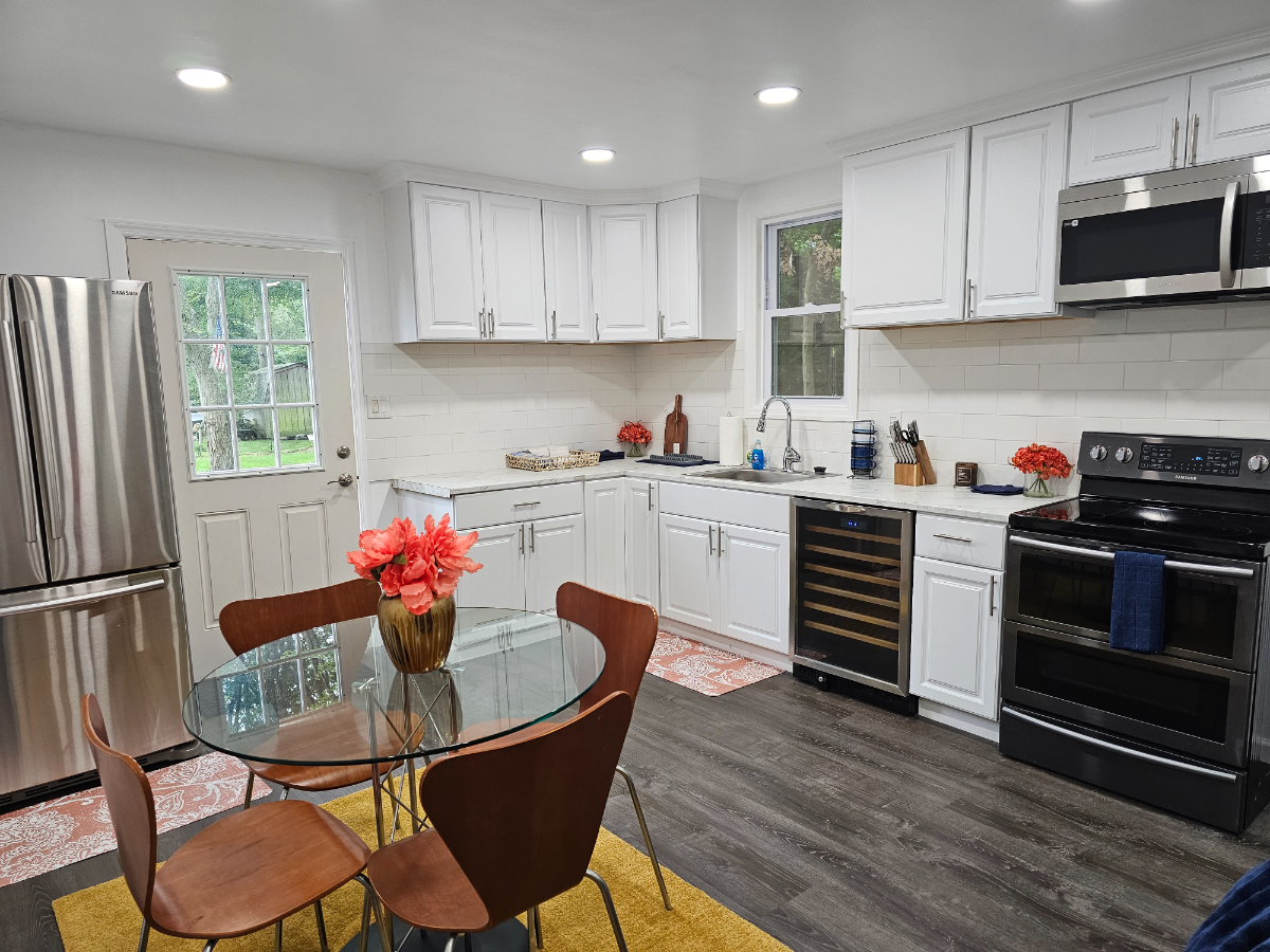 Stunning Bay Shore Retreat - Modern Charm and Convenient Living - Photo 9