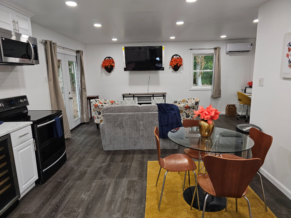 Stunning Bay Shore Retreat - Modern Charm and Convenient Living - Photo 5