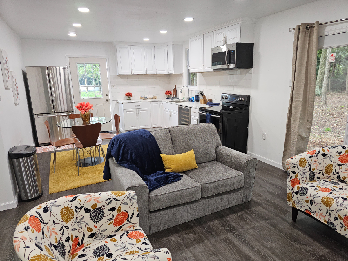 Stunning Bay Shore Retreat - Modern Charm and Convenient Living - Photo 2