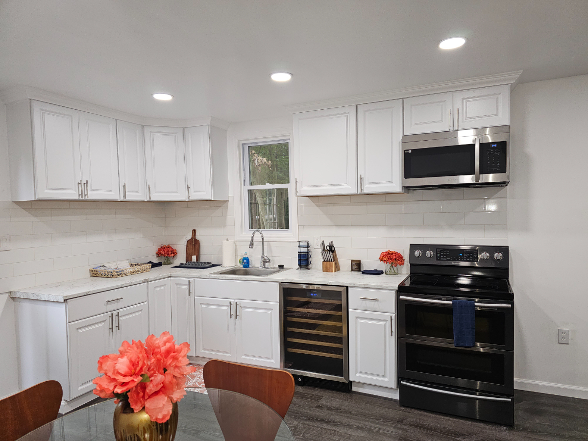 Stunning Bay Shore Retreat - Modern Charm and Convenient Living - Photo 10