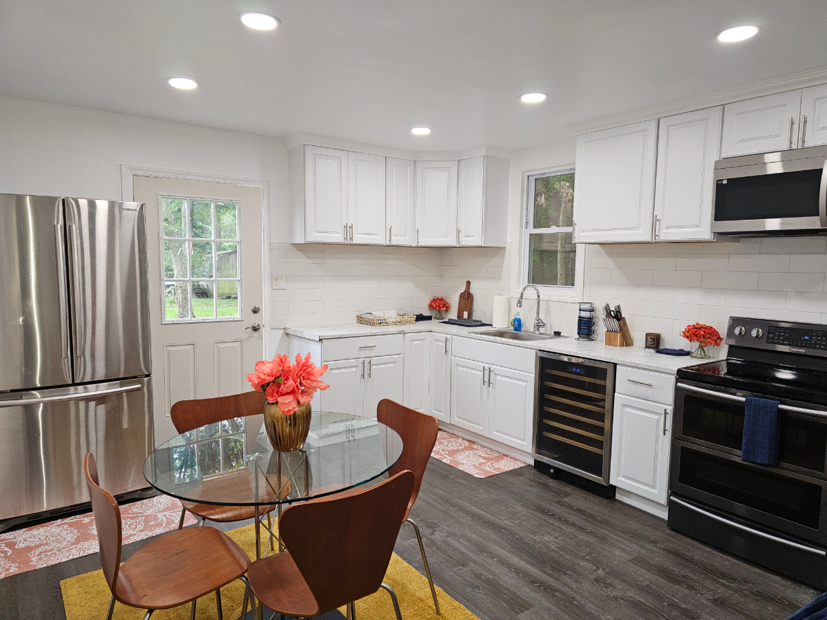 Stunning Bay Shore Retreat - Modern Charm and Convenient Living - Photo 8