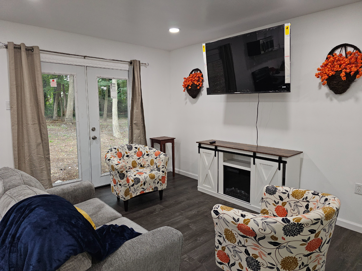 Stunning Bay Shore Retreat - Modern Charm and Convenient Living - Photo 3
