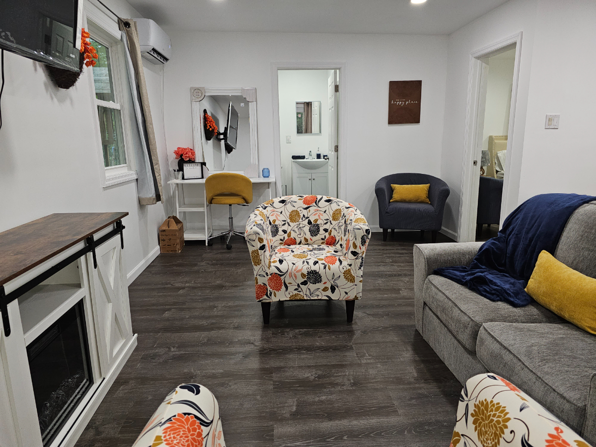 Stunning Bay Shore Retreat - Modern Charm and Convenient Living - Photo 4