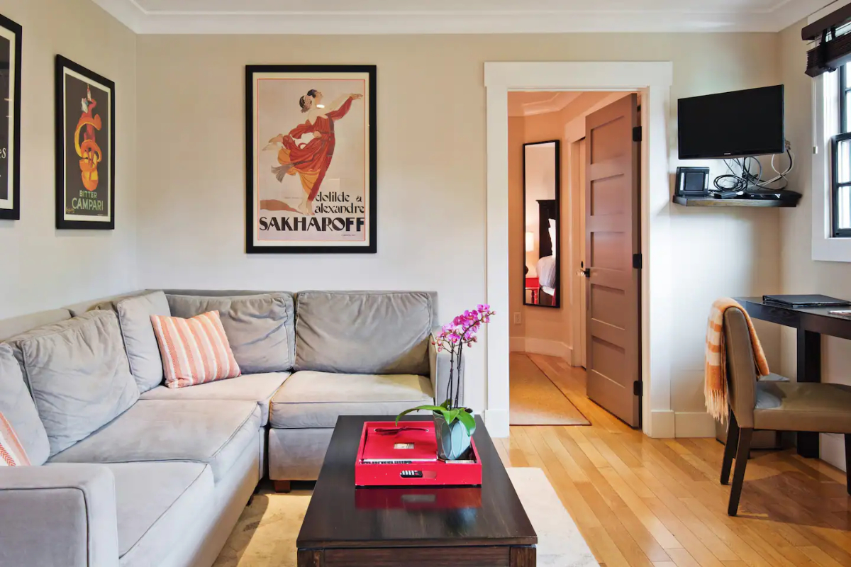 Charming West Hollywood Cottage with Private Deck and Convenient Location - Photo 3