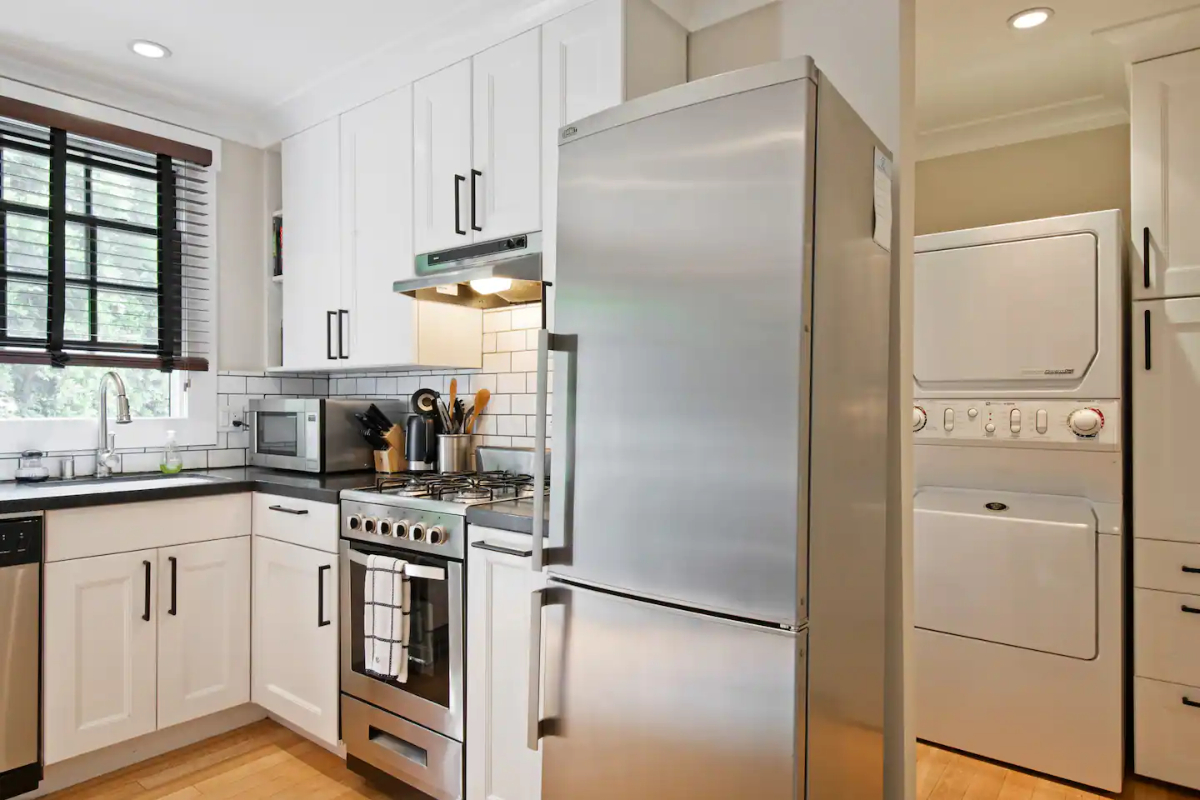 Charming West Hollywood Cottage with Private Deck and Convenient Location - Photo 6