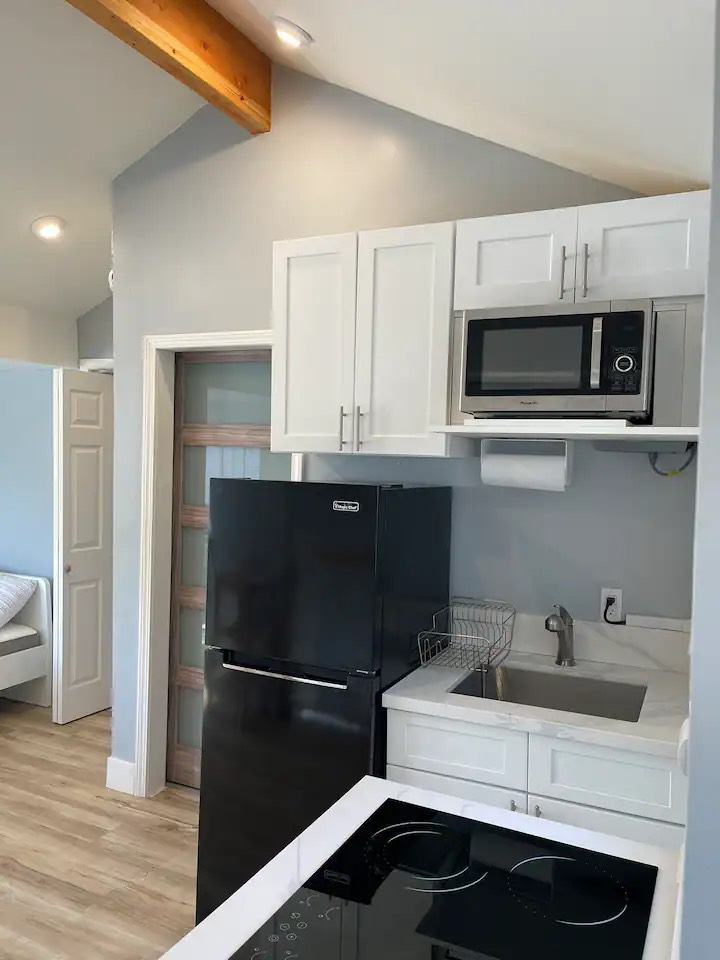 Convenient and Comfortable Studio Rental in San Diego - Minutes from Downtown and Major Hospitals and Attractions - Photo 4