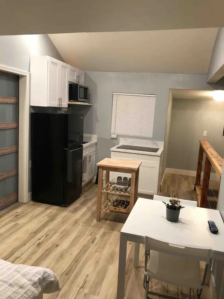 Convenient and Comfortable Studio Rental in San Diego - Minutes from Downtown and Major Hospitals and Attractions - Photo 3