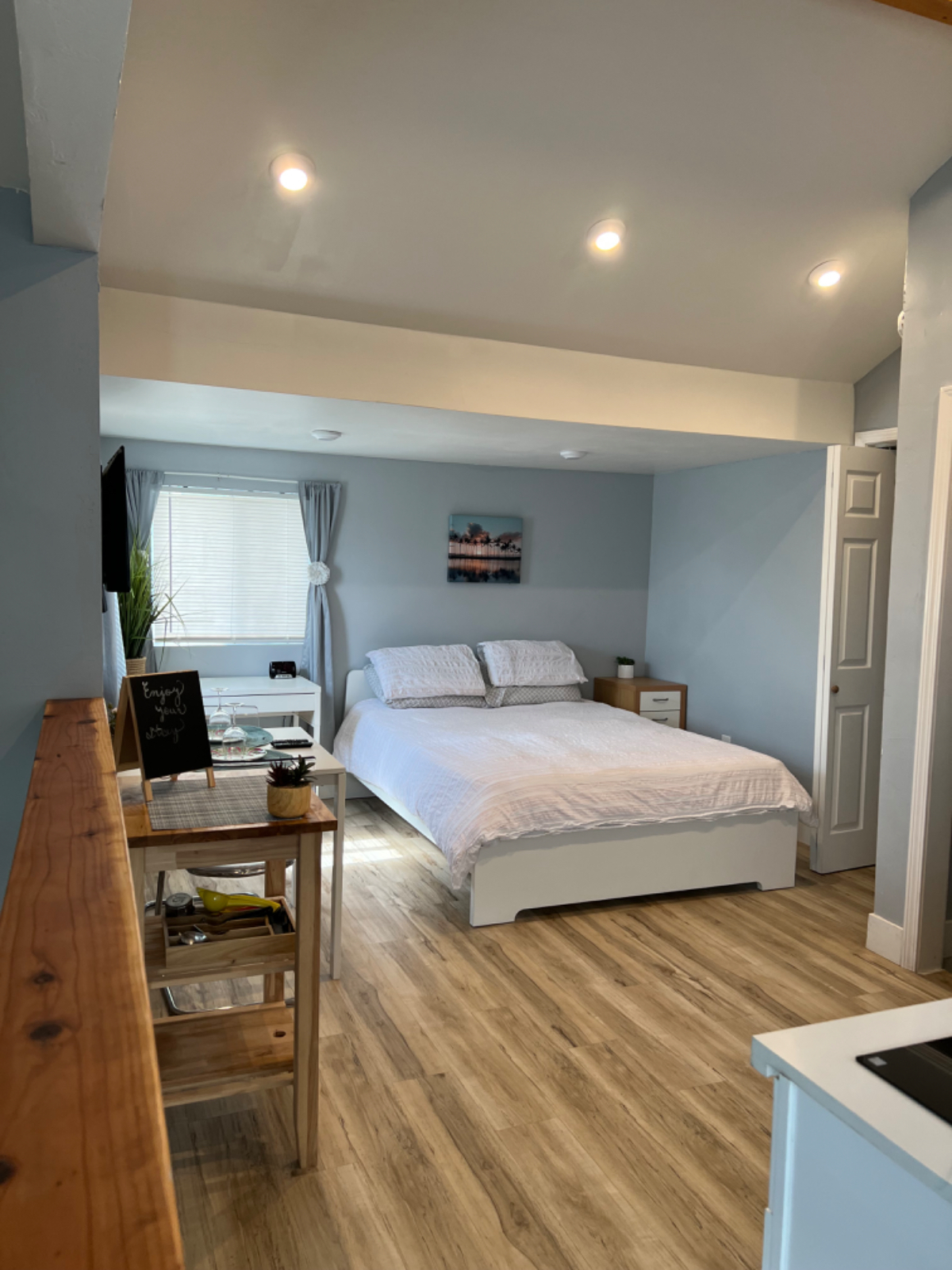 Convenient and Comfortable Studio Rental in San Diego - Minutes from Downtown and Major Hospitals and Attractions - Photo 1
