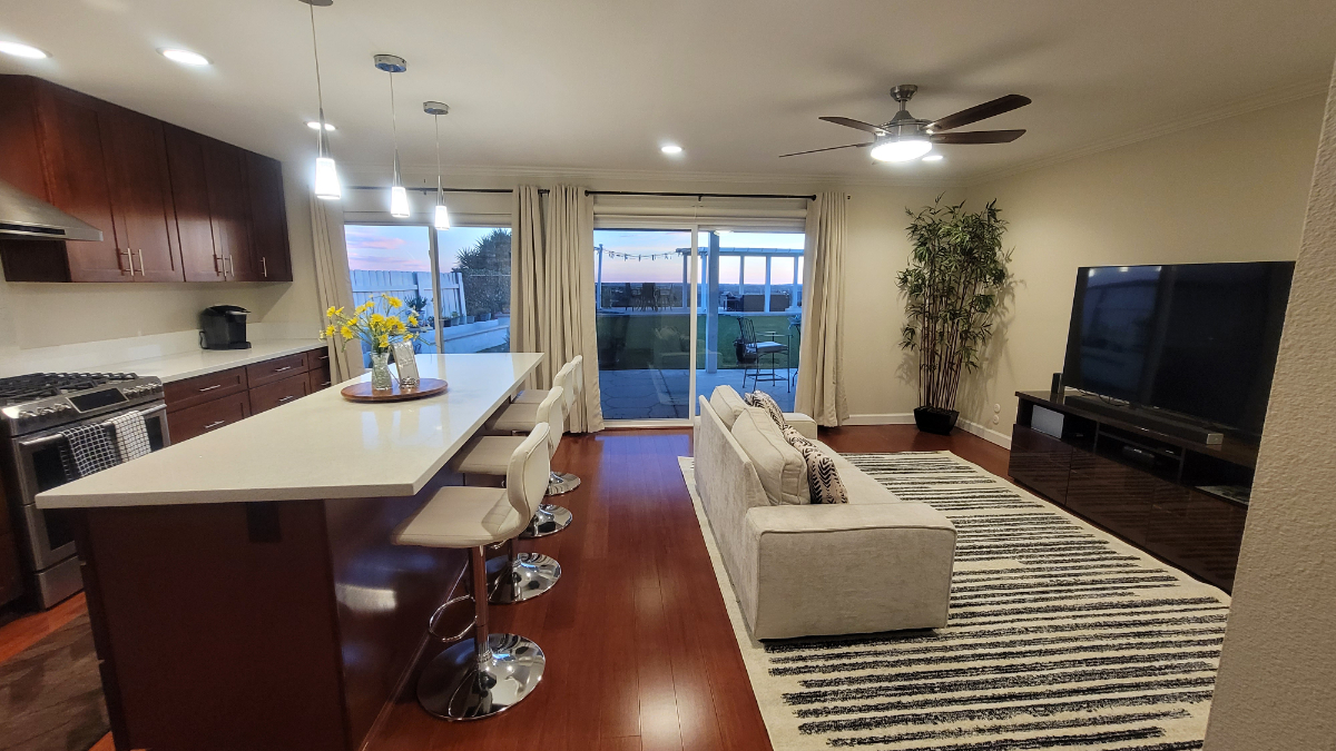 Outdoor Haven with Panoramic Skyline View - Photo 5