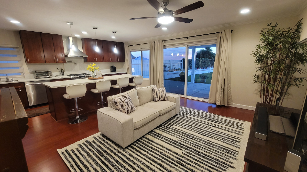 Outdoor Haven with Panoramic Skyline View - Photo 3