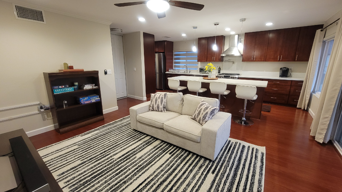 Outdoor Haven with Panoramic Skyline View - Photo 2